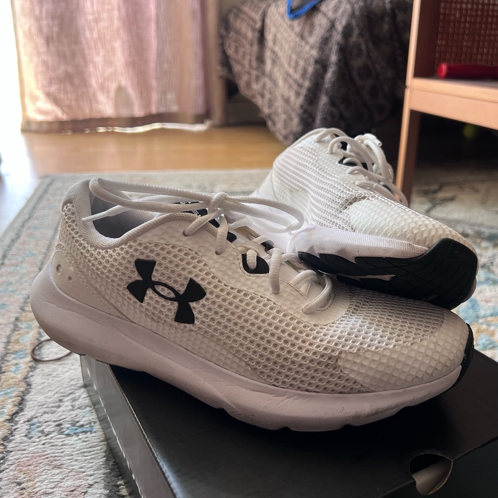 Men’s 8/ women’s 9.5 under armour surge trainer.